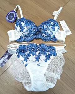 新品 B65下着上下セット　ホワイト×花柄セクシー系