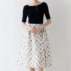 美品✨デザインワークス ふくれジャガード 小花柄 タック フレアスカート 36のサムネイル