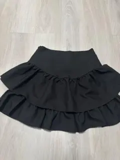 フリル付き黒ミニフレアスカート