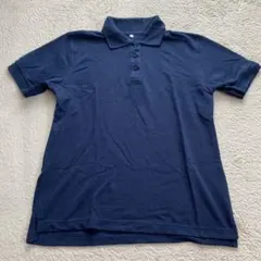 紺色のポロシャツ