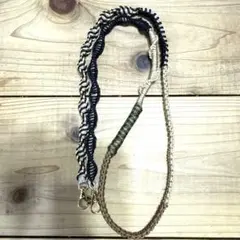 ハンドメイドスマホショルダーストラップ2ミリパラコード　軽い　ブラック、ゴールド