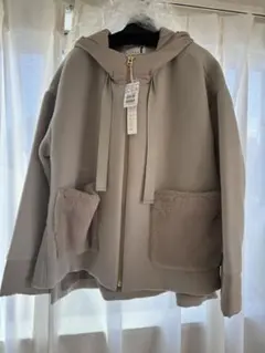 フード付きベージュジャケット