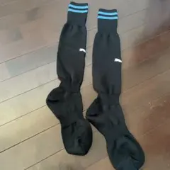 サッカー用黒ソックス 青いストライプ付き