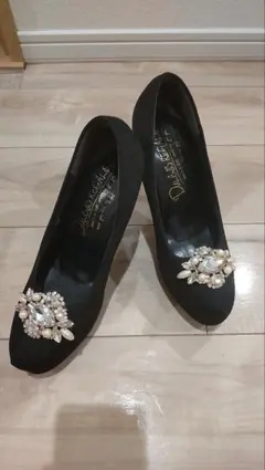 ビジュー付き黒ポインテッドトゥ高ヒール