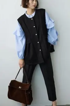 Frene 同型　ティアードフリルスリーブパールボタンブラウス