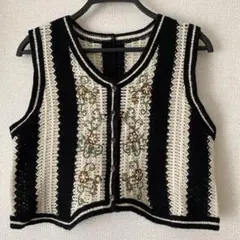 ストライプ刺繍ノースリーブニットベスト