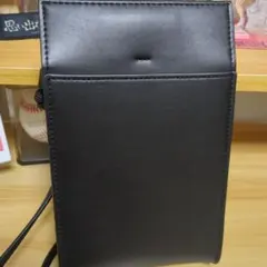 黒いスマホショルダーバッグ