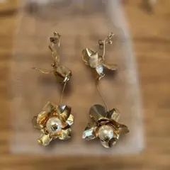 ウエディングピアス　ウエディングアクセサリー　金の花モチーフ　前撮り　結婚式