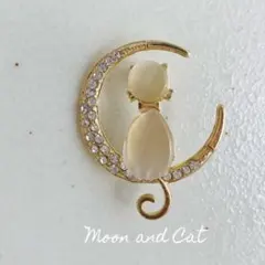 猫と三日月のブローチ　プレゼント　ラインストーン　スーツ　ネコ　ねこ　ムーン
