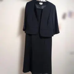 黒いジャケット付きワンピーススーツ