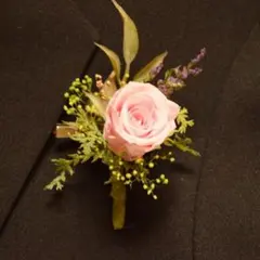 くすみ葉ピンクローズのコサージュ　プリザーブドフラワー　入学式　フォーマル