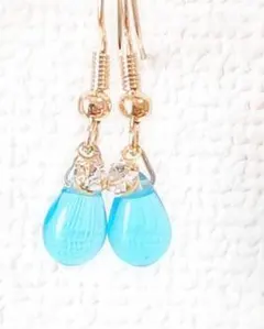 アクアマリンのチェコドロップ一粒ピアス　春ピアス