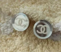 CHANEL ロゴ入り シルバー スタッドピアス