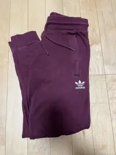 adidas バーガンディ ジョガーパンツ