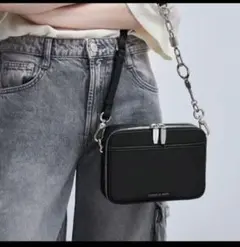 値下げ中Charles & Keith スクエアショルダーバッグ☆のサムネイル