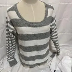 グレーとホワイトのストライプ長袖ニット
