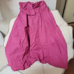 ショッキングピンクのウェストリボンのロングスカート