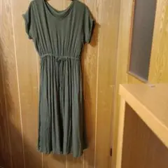オリーブ色ノースリーブロングワンピース