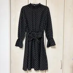 水玉模様のフリルネックワンピース