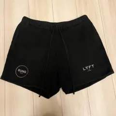 LYFT × SUNG ロゴ入り黒ショートパンツ