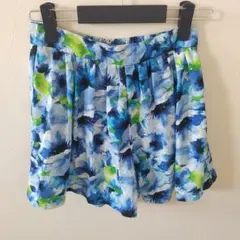 美品　イング花柄パンツ ブルー系 タック入り ミニ丈 春夏
