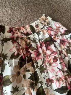 タグ付！ZARA WOMAN 花柄 フレアスカート ホワイト ピンク系のサムネイル