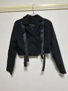ストラップ付きブラッククロップドジャケット