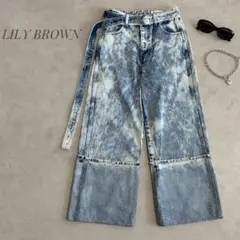 美品　LILY BROWN ハイウエスト　ワイドデニム ベルト付 ケミカル加工のサムネイル