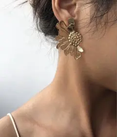 花びらデザインピアス