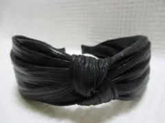 光沢の有る薄い生地のリボン型カチューシャ　ブラック系