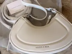 CHARLES & KEITH ホワイトショルダーバッグ　ペトラ