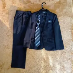 黒いストライプ柄スーツ・ネクタイセット140