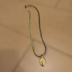 メダル付き金属製ネックレス