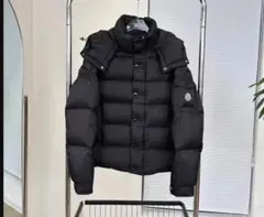 MONCLER ブラックダウンジャケット フード付き