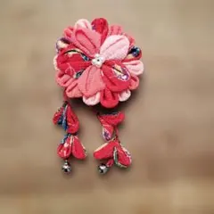 赤・ピンクの花形ヘアクリップ
