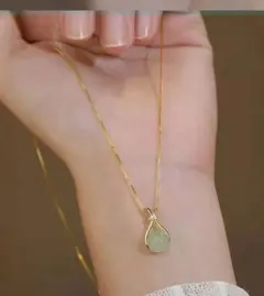 滴型緑石ペンダントネックレス