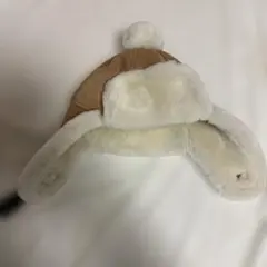 UGG ホワイトファーニット帽 ポンポン付き - メルカリ