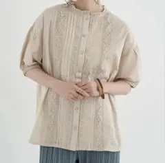 アースミュージックエコロジー ピンタックレースシャツ パフスリーブ ベージュ