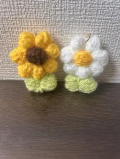 手作りひまわりと白い花のストラップ