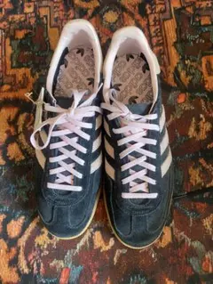 adidas ブラック/ピンク スニーカー