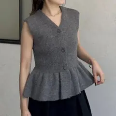 thevon ペプラムニットベスト