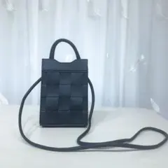 編み込み ショルダーバッグ　ブラック。