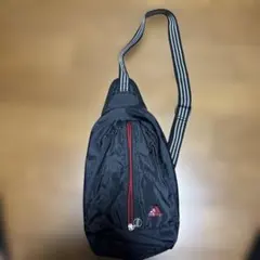 adidas ボディバッグ 黒/赤