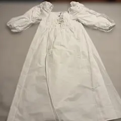 新品　ZARAホワイト パフスリーブ シャーリングワンピース M