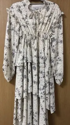 RiLi リリ フリル付き小花柄ティアードワンピース