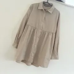 ジーユー　チュニックシャツ　ブラウス　ティアード　体型カバー　ナチュラルベージュ