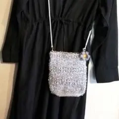 【値下げ】かぎ編み　お花チャーム付き　手編みスマホショルダーバック　ポシェット