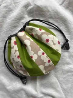 北欧風花柄とグリーンの組み合わせが可愛い小さめのまあるいポーチ（ハンドメイド）