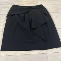 リボン付き黒タイトスカート