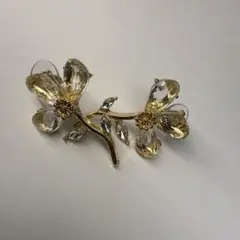 クリスタル花モチーフピアス